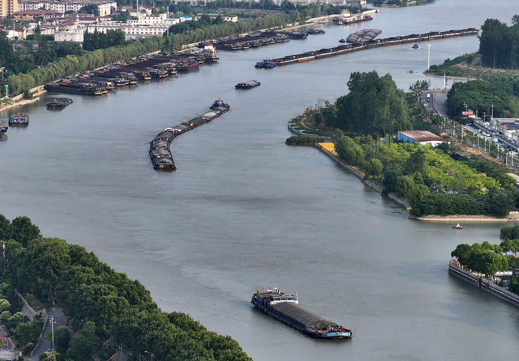 江苏扬州：货运船只穿梭京杭大运河