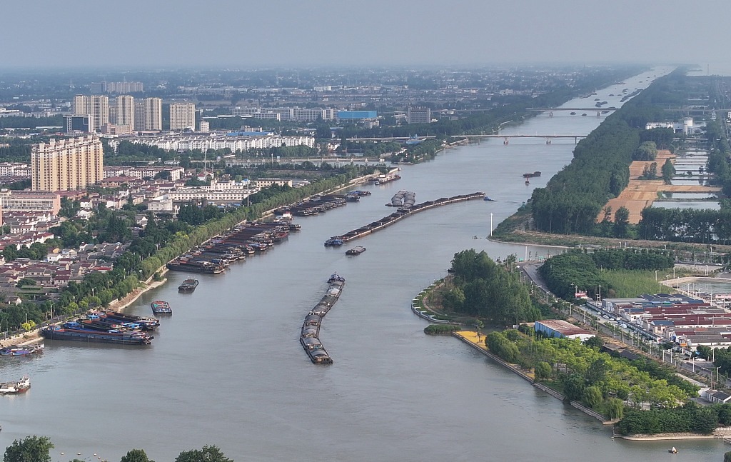 江苏扬州：货运船只穿梭京杭大运河
