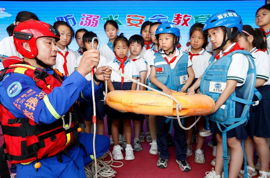 青岛：蓝天救援队助力防溺水安全教育