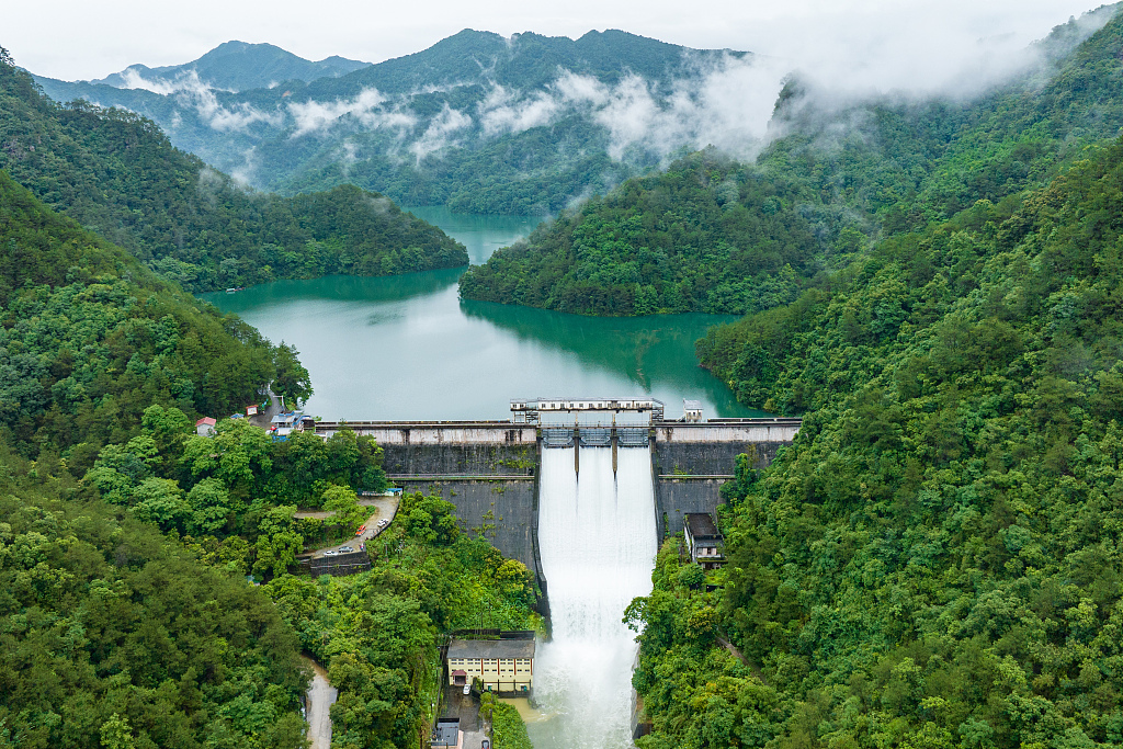 广西梧州：茶山水库泄洪控水位度汛