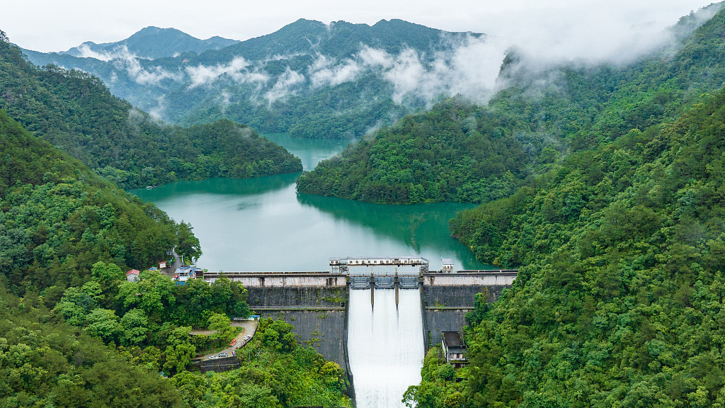 广西梧州：茶山水库泄洪控水位度汛