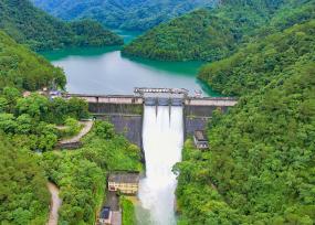 广西梧州：茶山水库泄洪控水位度汛