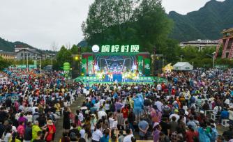 贵州遵义：夏季“村晚”大联欢现场人头攒动
