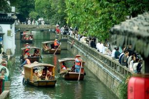 苏州平江路“水上游”为夏日添凉意