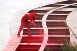 浙江台州：玉环沿海绿道工人进行喷漆焊接作业