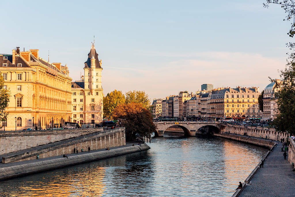 巴黎市长称塞纳河水质将适于运动员游泳：我奥运会前先去游