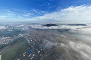 广西梧州：西江航运干线云雾弥漫