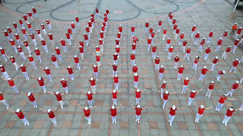 广西贺州：广场舞展演丰富群众生活