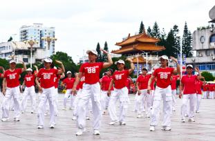 广西贺州：广场舞展演丰富群众生活