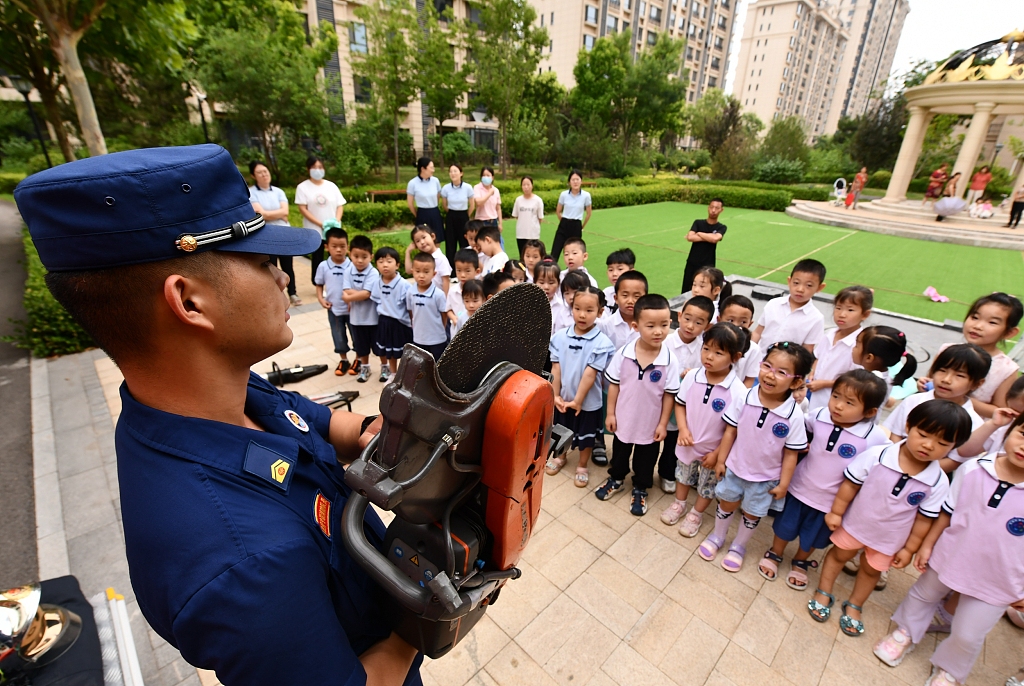 石家庄：消防员进幼儿园 学生学安全迎暑假