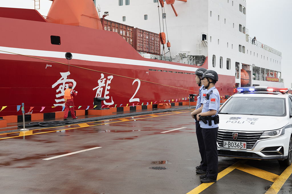 “雪龙2”号极地科考船离开上海驶往青岛