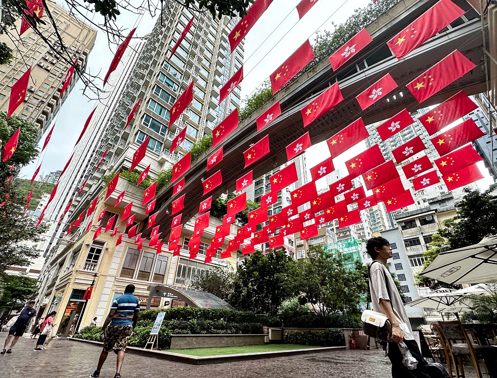 喜迎回归祖国27周年 香港街头悬挂国旗与区旗