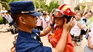 石家庄：消防员进幼儿园 学安全迎暑假