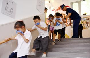 石家庄：消防员进幼儿园 学生学安全迎暑假