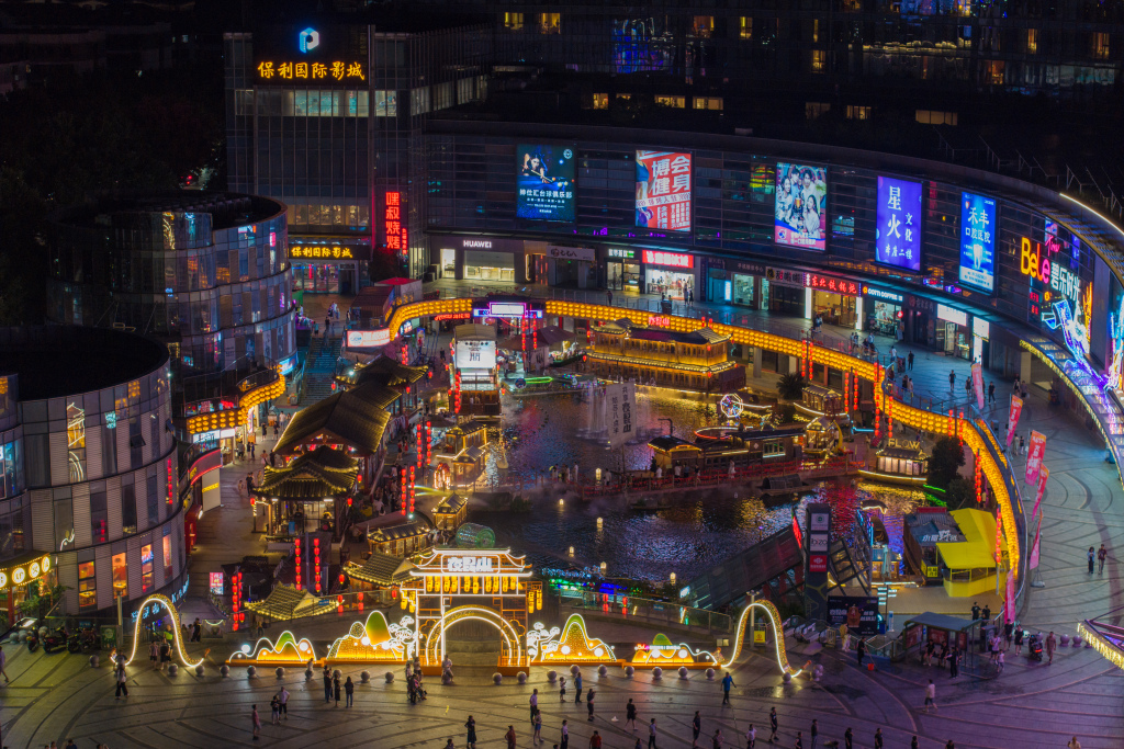 江苏昆山：水上夜市焕新夜生活