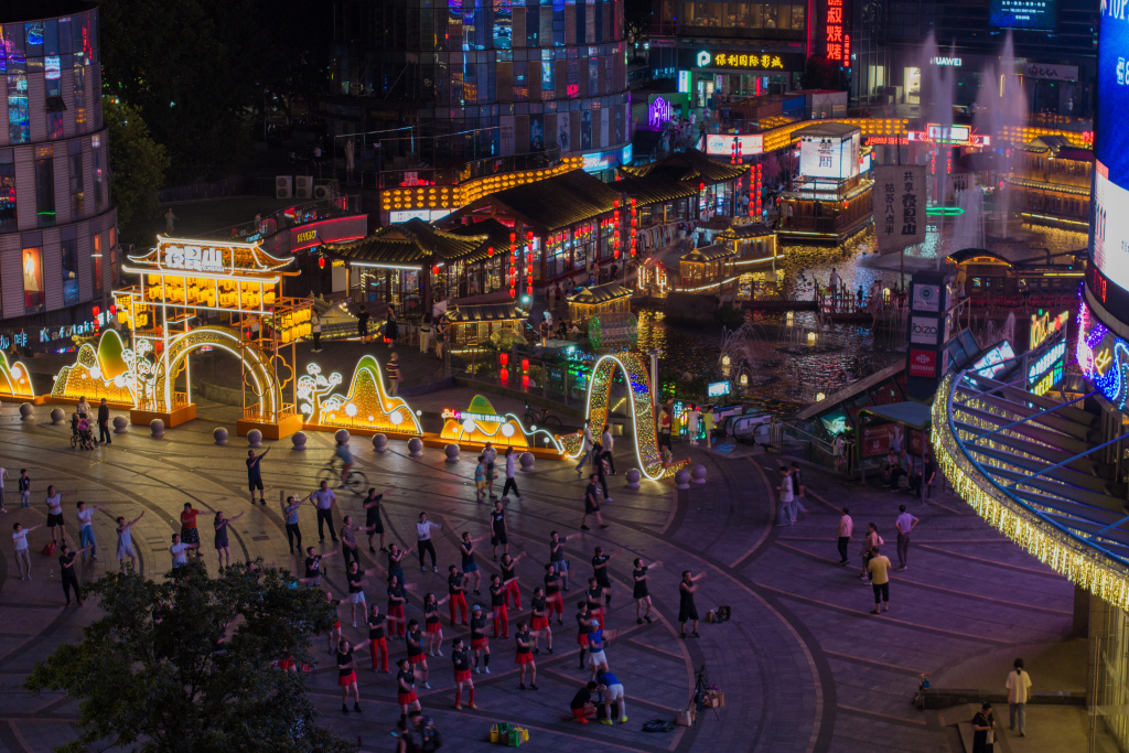 江苏昆山：水上夜市焕新夜生活