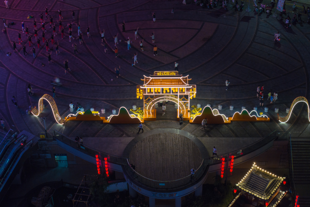 江苏昆山：水上夜市焕新夜生活