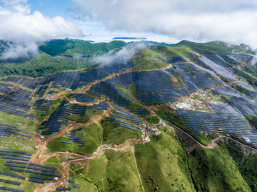 雅安：汉源130MW光伏电站建设施工中