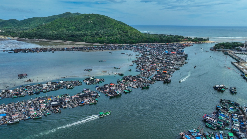 海南旅游迎来暑期旺季 陵水疍家渔排迎客来