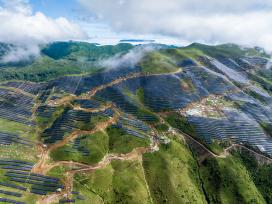 雅安：汉源130MW光伏电站建设施工中