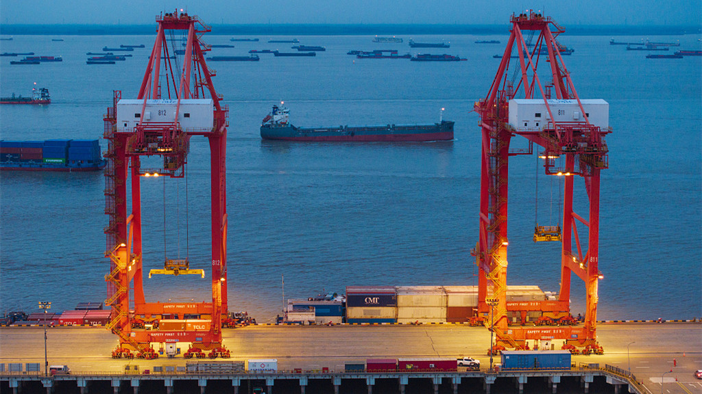 浙江温州:早稻收割全程机械化