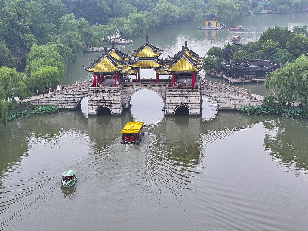 江苏扬州：游客泛舟瘦西湖 感受江南园林美景