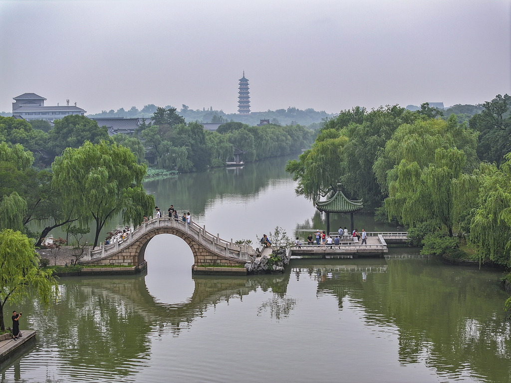 江苏扬州：游客泛舟瘦西湖 感受江南园林美景