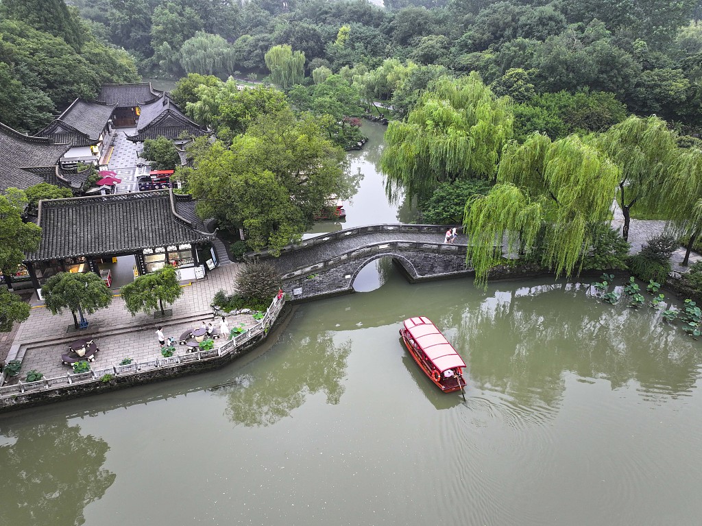 江苏扬州：游客泛舟瘦西湖 感受江南园林美景