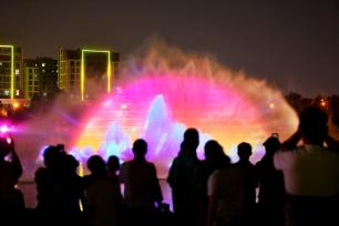 青岛：非遗集市点亮城市“夜经济”