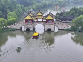 江苏扬州：游客泛舟瘦西湖 感受江南园林美景