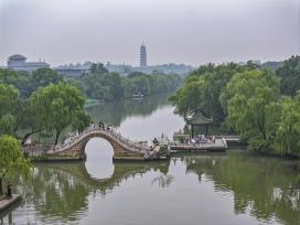 江苏扬州：游客泛舟瘦西湖 感受江南园林美景