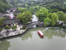 江苏扬州：游客泛舟瘦西湖 感受江南园林美景