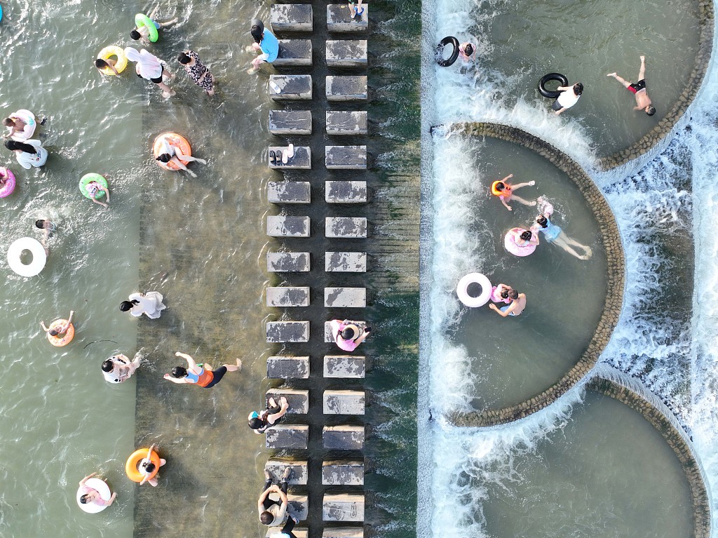 湖南永州：民众夏日河间戏水享清凉