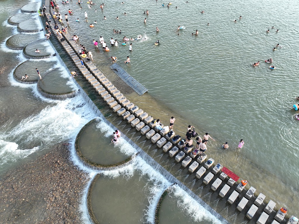 湖南永州：民众夏日河间戏水享清凉