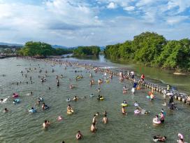 湖南永州：民众夏日河间戏水享清凉