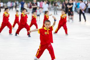 乌鲁木齐：武术爱好者带徒授艺