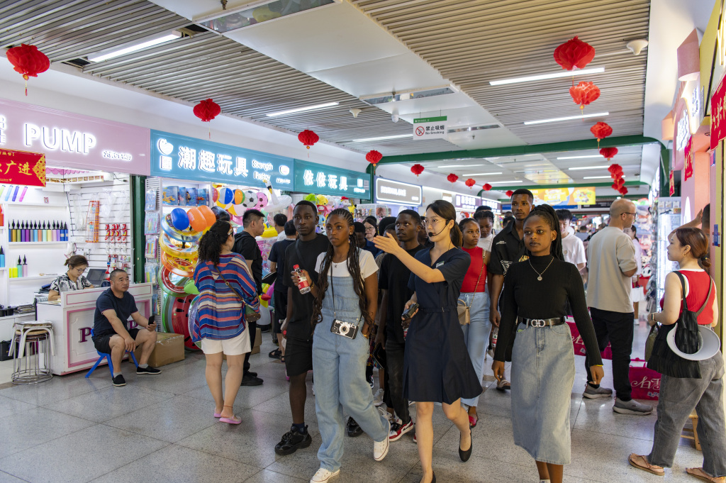 浙江义乌“暑期经济”再升温 “世界超市”客盈门