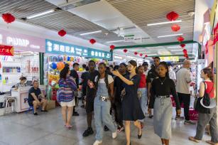 浙江义乌“暑期经济”再升温 “世界超市”客盈门