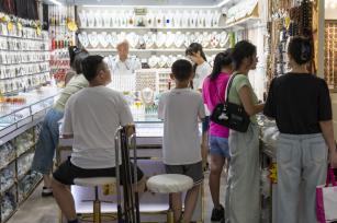 浙江义乌“暑期经济”再升温 “世界超市”客盈门