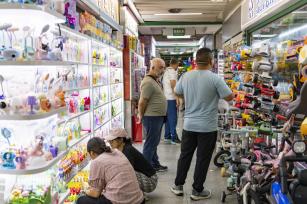 浙江义乌“暑期经济”再升温 “世界超市”客盈门