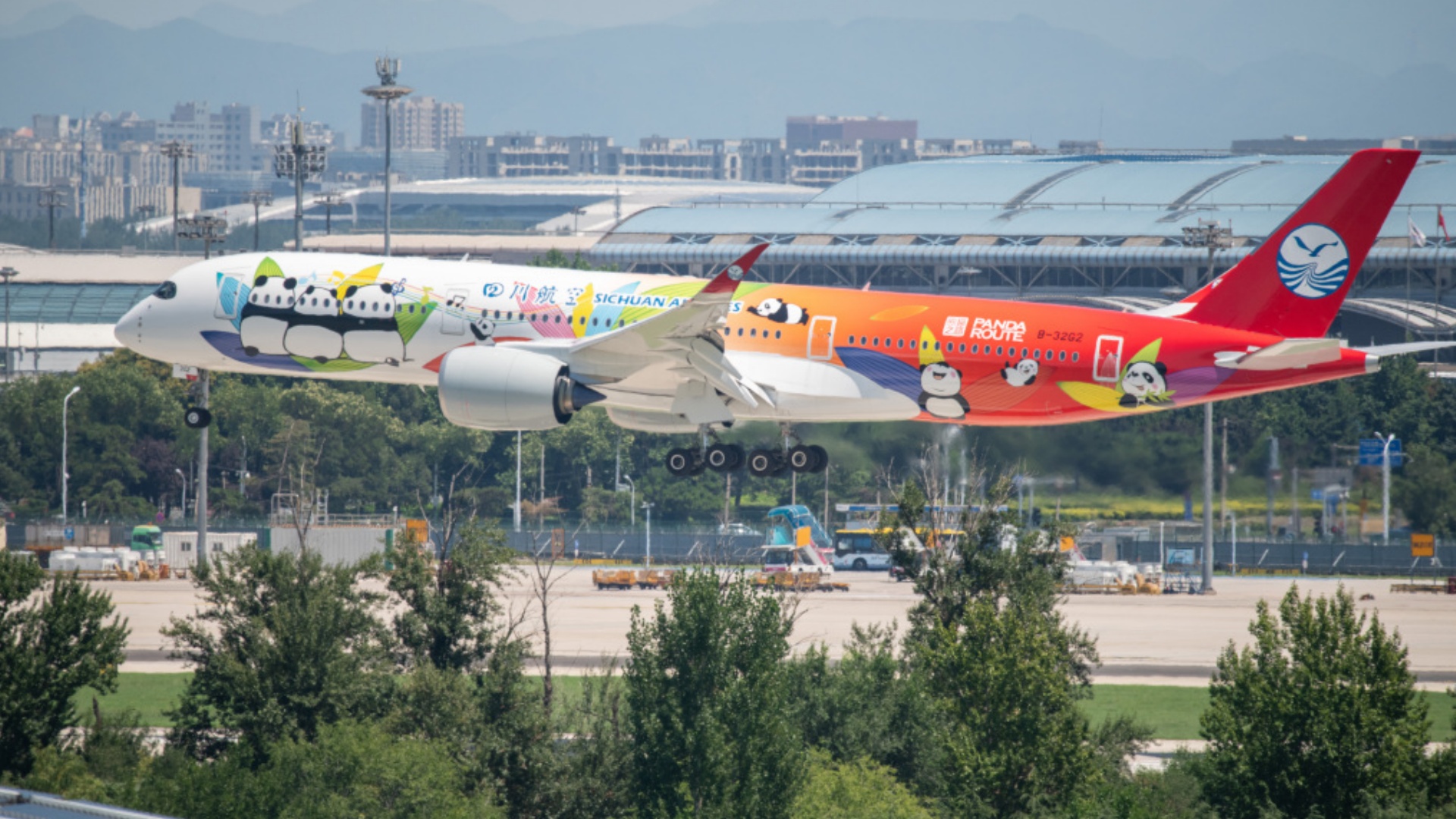 川航“熊貓之路”彩繪客機飛抵首都機場
