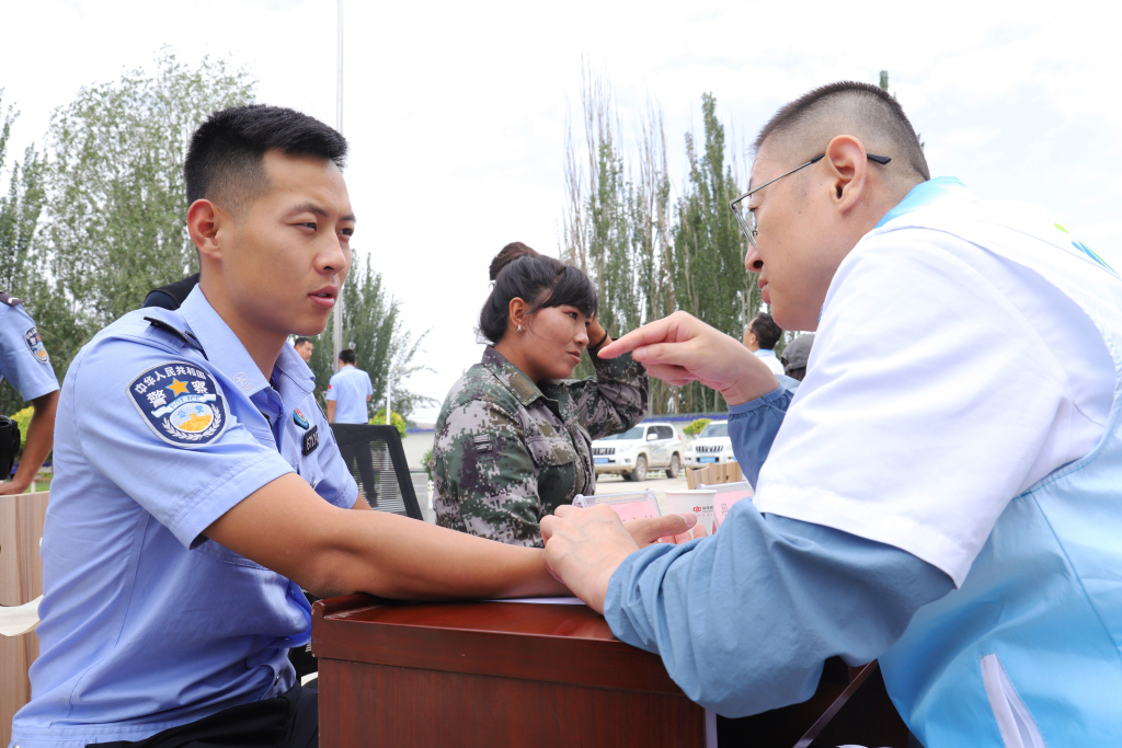 新疆阿克苏：志愿服务队为边境警察群众送医送药