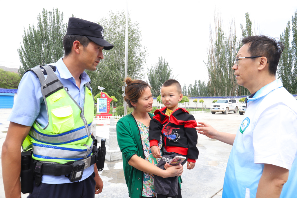 新疆阿克苏：志愿服务队为边境警察群众送医送药