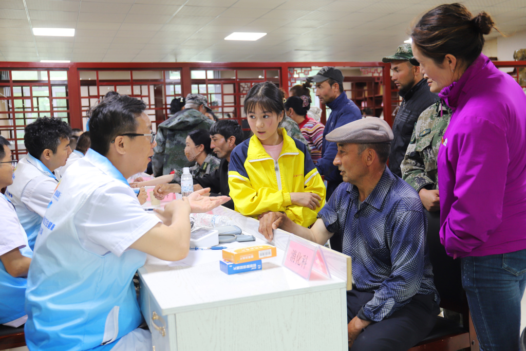 新疆阿克苏：志愿服务队为边境警察群众送医送药