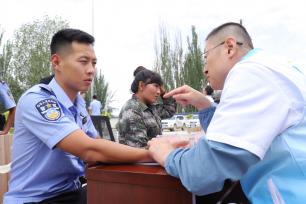 新疆阿克苏：志愿服务队为边境警察群众送医送药