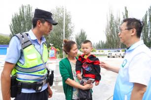 新疆阿克苏：志愿服务队为边境警察群众送医送药