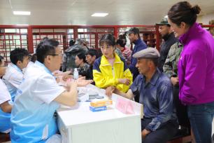 新疆阿克苏：志愿服务队为边境警察群众送医送药