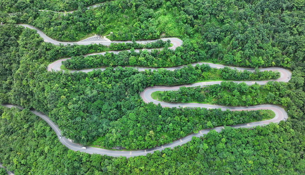 湖北十堰：森林公路蜿蜒盘旋山间