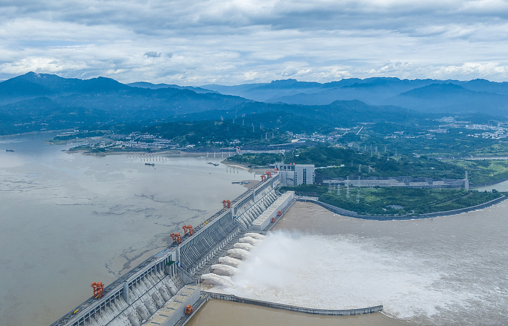 湖北宜昌：三峡水库开启泄洪深孔泄洪