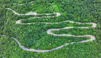 湖北十堰：森林公路蜿蜒盘旋山间